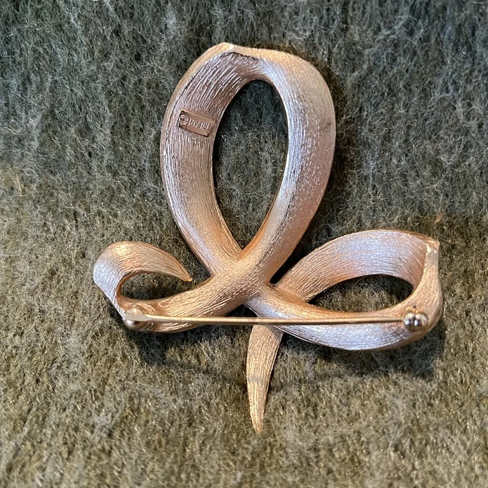 Crown Trifari Goldtone White Ribbon Enameled Pin - Picture 4 of 5